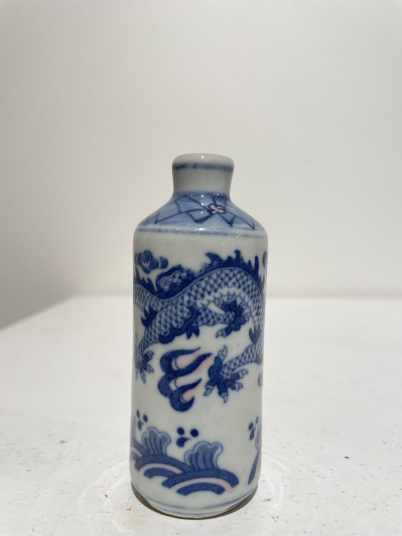 二十世紀中期 青花釉裏紅海水雲龍紋鼻煙壺二件 ⌈大清康熙年製⌋、⌈大清乾隆年製⌋青花楷書款 | TWO UNDERGLAZE-BLUE AND COPPER-RED SNUFF BOTTLES - 图28