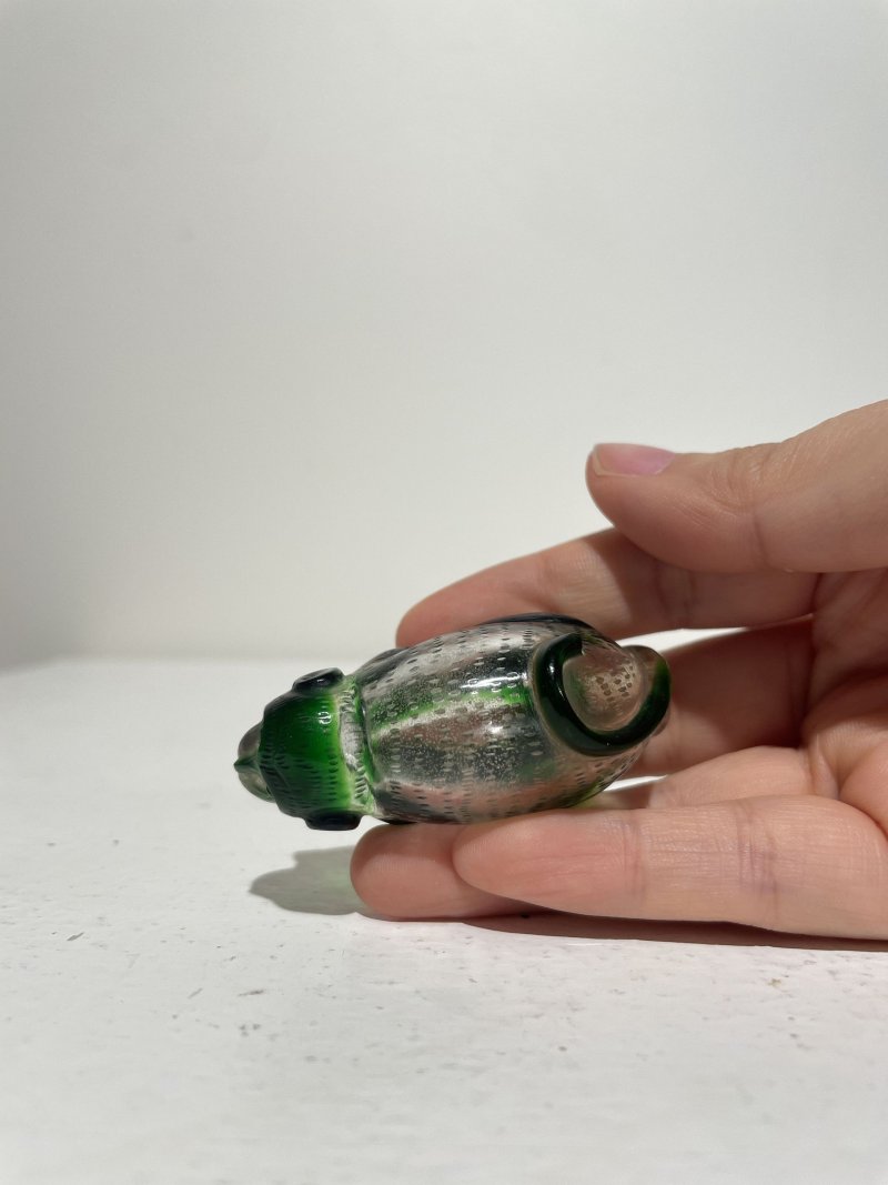 十九世紀 玻璃「猴」、「犬」、「羊」鼻煙壺三件 | THREE BI-COLOUR GLASS 'ZODIAC ANIMALS' SNUFF BOTTLES - 图41