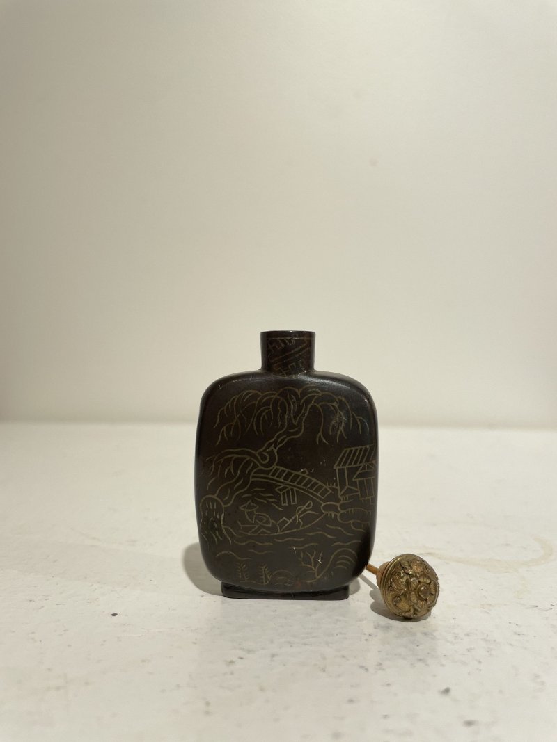 二十世紀 銅合金、鎏金黑色玻璃、雕刻葫蘆、打磨雕刻核桃、天然牙質鼻煙壺五件 其一⌈乾隆⌋刻款 | FIVE SNUFF BOTTLES OF VARIOUS MATERIALS - 图62