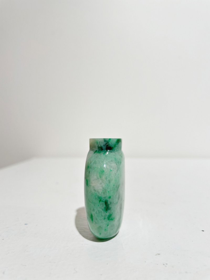 十九/二十世紀 翠玉光素鼻煙壺及煙碟 | A MOTTLED GREEN JADEITE SNUFF BOTTLE AND A SNUFF DISH - 图6