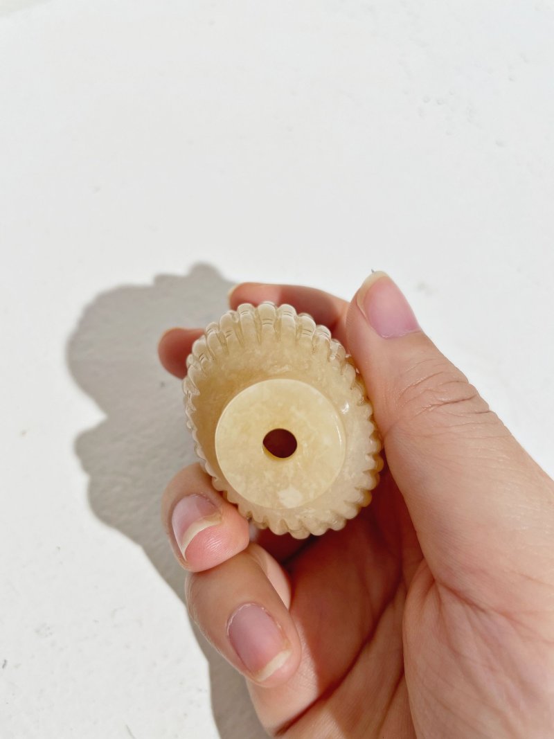 十九/二十世紀 黃玉竹簍紋鼻煙壺、翡翠蓋 | A YELLOW JADE 'WOVEN BASKET' SNUFF BOTTLE - 图15