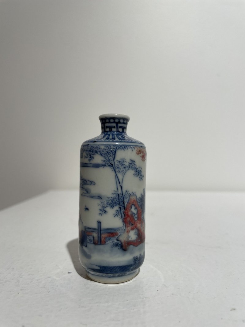 晚清至民國 青花釉裏紅庭院人物紋鼻煙壺 | AN UNDERGLAZE-BLUE AND COPPER-RED 'FIGURES IN THE GARDEN' SNUFF BOTTLE - 图6