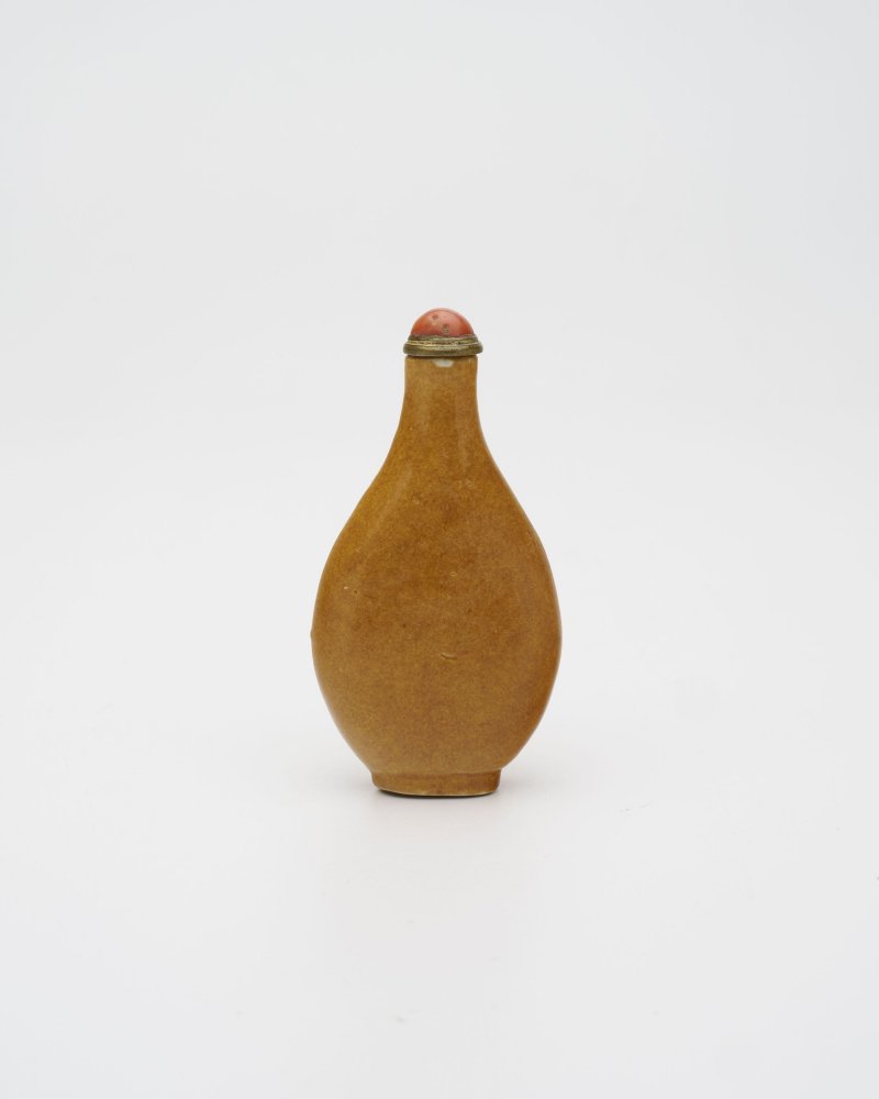 晚清至民國 瓷胎琥珀釉柳蔭兔紋鼻煙壺 | A MOULDED AND AMBER-GLAZED BISCUIT 'RABBIT' SNUFF BOTTLE - 图18