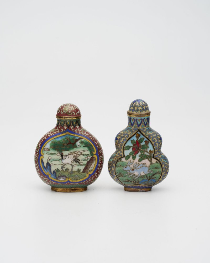 二十世紀 銅胎琺琅⌈松鶴延年⌋、⌈雙兔⌋鼻煙壺二件 | TWO CLOISONNÉ SNUFF BOTTLES