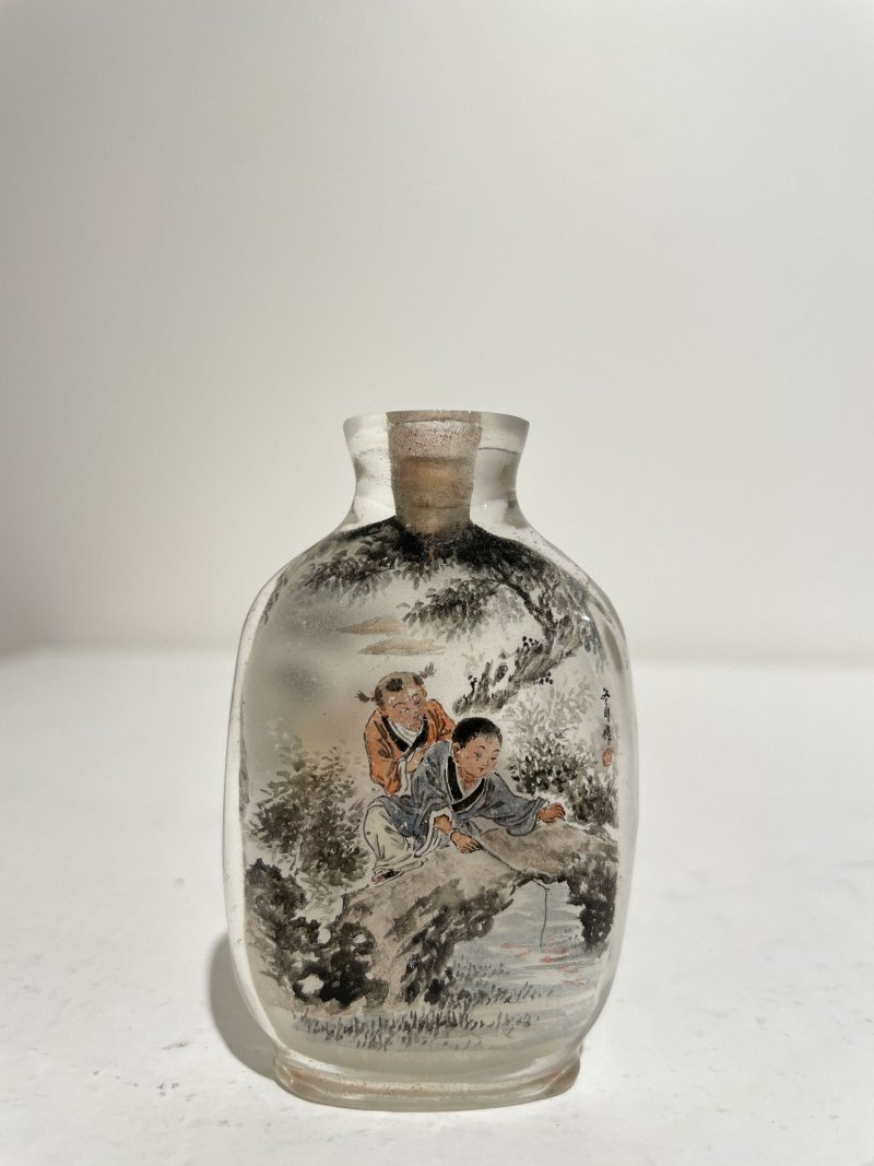一九八三年 玻璃内畫⌈嬰戯琢釘•稚子垂釣⌋鼻煙壺 | AN INSIDE PAINTED GLASS 'CHILDREN' SNUFF BOTTLE - 图8