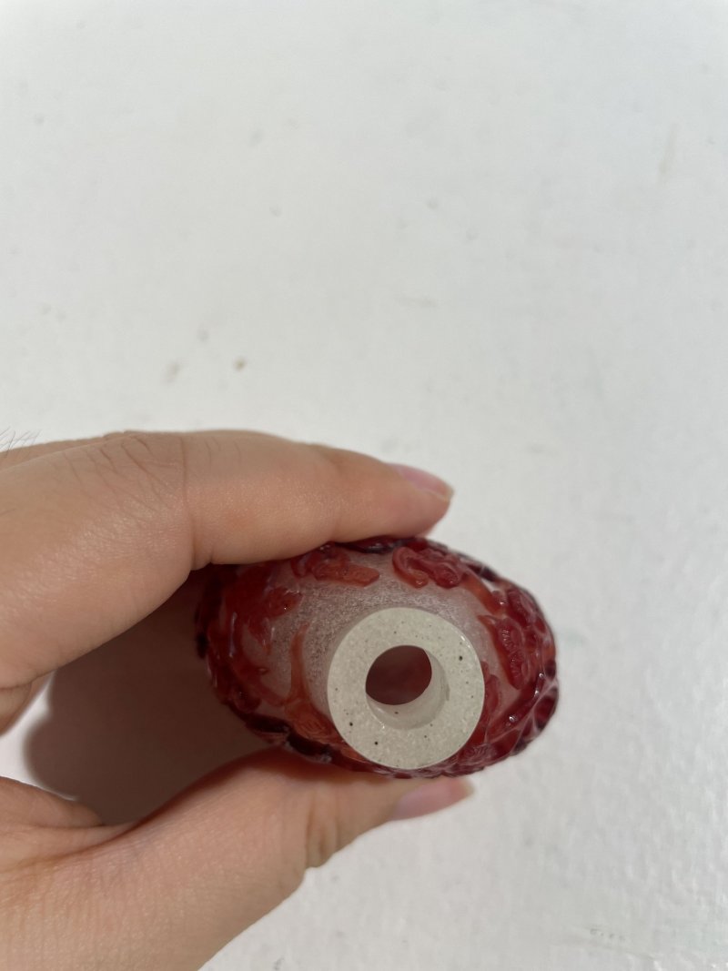 十九世紀 珍珠地套紅玻璃⌈松鶴延年⌋鼻煙壺 | A RED OVERLAY GLASS 'LONGEVITY' SNUFF BOTTLE - 图22