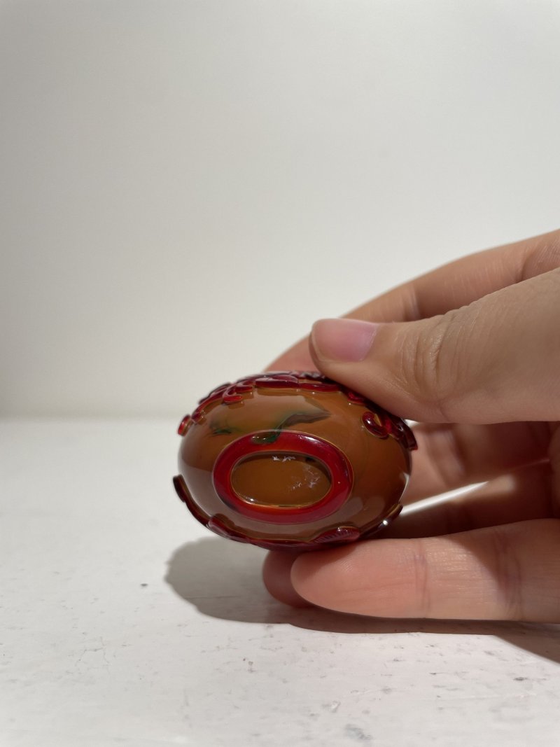 晚清至民國 琥珀套紅玻璃⌈瓜瓞綿綿⌋鼻煙壺、翡翠蓋 | A RED OVERLAY AMBER GLASS 'MELON AND LOTUS' SNUFF BOTTLE - 图13