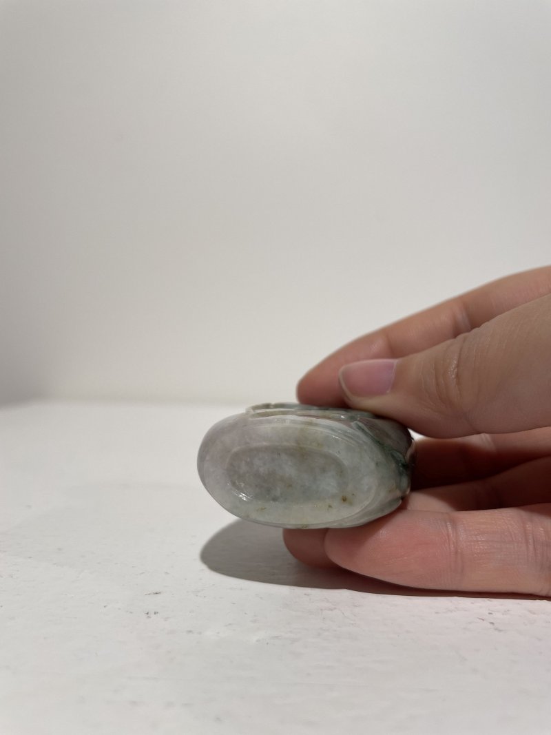 十九/二十世紀 碧玉⌈瓜瓞⌋、翡翠巧雕⌈連年有餘⌋、虎眼石⌈佛手⌋鼻煙壺三件 | A SPINACH JADE 'MELON', A JADEITE 'LOTUS' AND A TIGER'S EYE 'FINGER CITRON' SNUFF BOTTLES - 图19