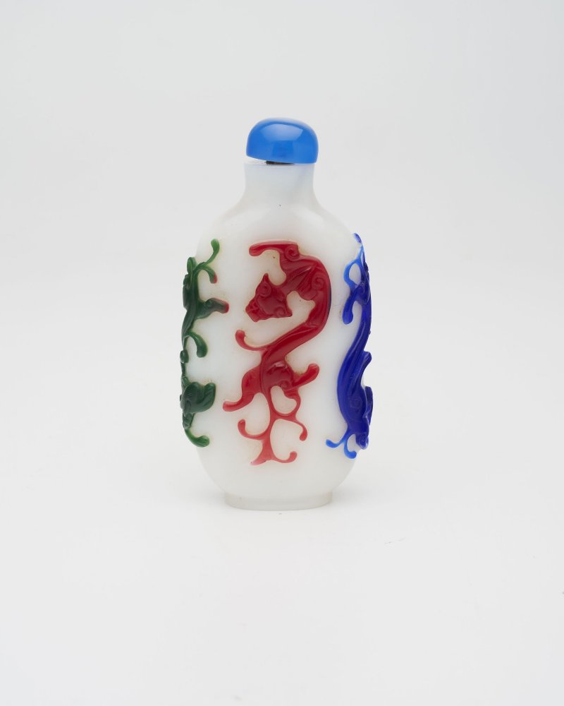 1820-1880年 白地套五色玻璃螭龍紋鼻煙壺 | A MULTI-COLOUR OVERLAY GLASS 'CHI-DRAGON' SNUFF BOTTLE - 图15