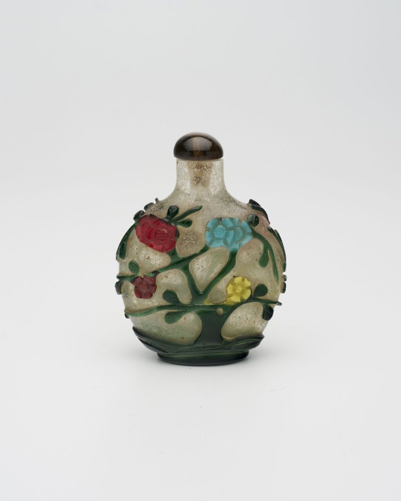 晚清至民國 霏雪地套五色玻璃花卉紋鼻煙壺 | A MULTI-COLOUR OVERLAY GLASS 'PLUM BLOSSOM' SNUFF BOTTLE - 图14