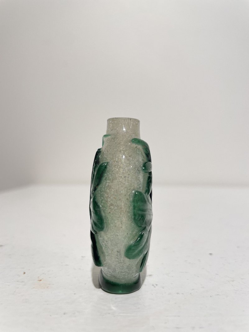 十九/二十世紀 琥珀地套琥珀色玻璃螭龍紋、霏雪地套綠玻璃蟈蟈白菜紋鼻煙壺二件 | AN AMBER GLASS 'CHI DRAGON', AND A GREEN OVERLAY GLASS 'GRASSHOPPER AND CABBAGE' SNUFF BOTTLE - 图31
