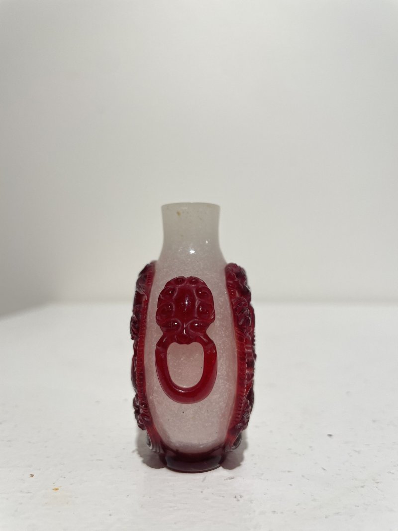 晚清 霏雪地套紅玻璃⌈龍•寅虎納福⌋、龍紋鼻煙壺二件 | TWO RED OVERLAY GLASS 'DRAGON' AND 'TIGER' SNUFF BOTTLES - 图13