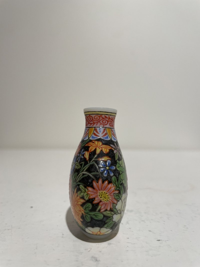 十九/二十世紀 白地套綠玻璃花鳥紋、淺綠地套三色玻璃蝶戀花紋、白地套藍玻璃行龍紋、玻璃胎畫琺琅花卉紋、多色玻璃葫蘆式、白地套墨黑玻璃印章紋鼻煙壺七件 其二⌈古月軒⌋藍料楷書款、⌈乾隆年製⌋青花楷書款 | SEVEN GLASS SNUFF BOTTLES - 图12
