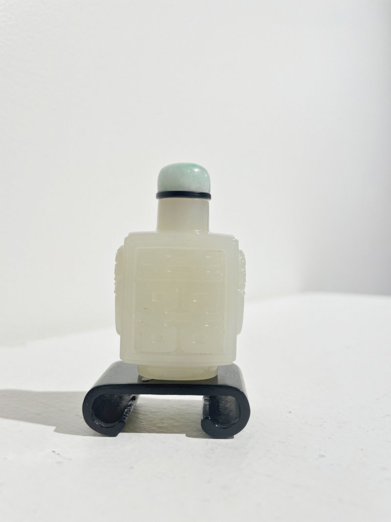 十八/十九世紀 白玉雙喜紋鼻煙壺、翡翠蓋 | A WHITE JADE 'DOUBLE HAPPINESS' SNUFF BOTTLE - 图12