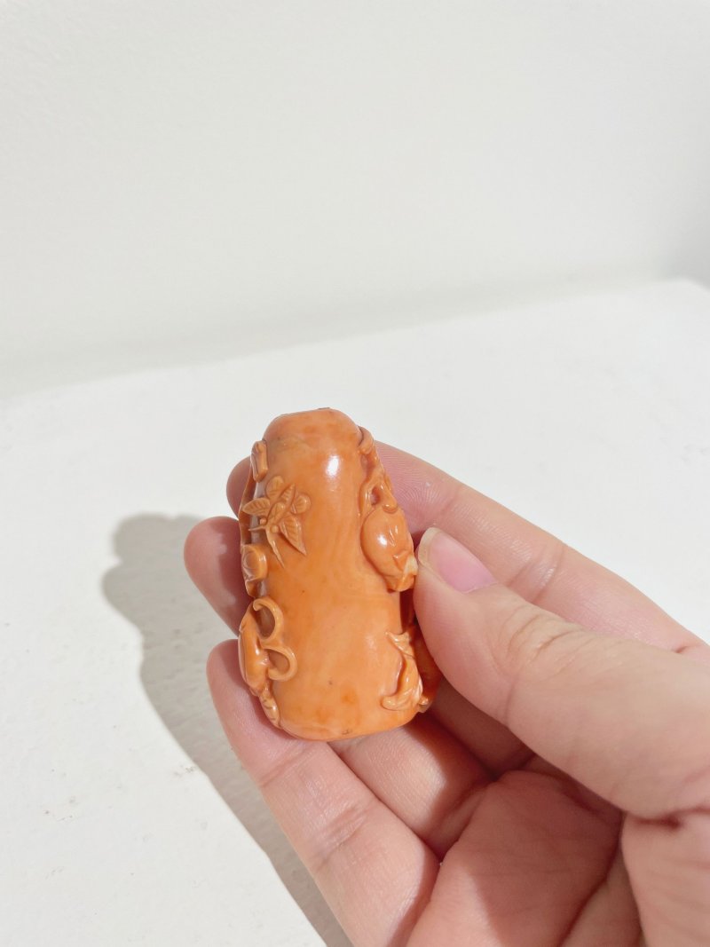 十九世紀 珊瑚鳴蟬瓜葉紋鼻煙壺 鳴蟬隨白芯點睛 | A CORAL 'CICADA AND MELON' SNUFF BOTTLE - 图8