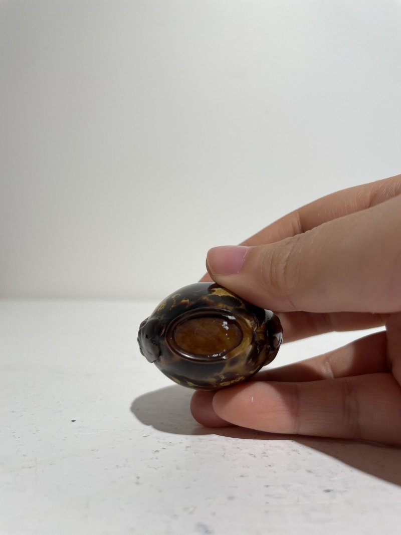 二十世紀中期 玳瑁内繪熊貓紋鼻煙壺 | AN INSIDE PAINTED TORTOISESHELL 'PANDA' SNUFF BOTTLE - 图7
