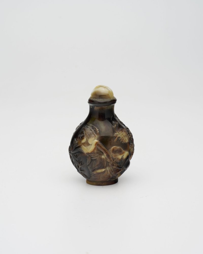 晚清 玳瑁西洋人物紋鼻煙壺 | A TORTOISESHELL 'EUROPEAN SUBJECTS' SNUFF BOTTLE