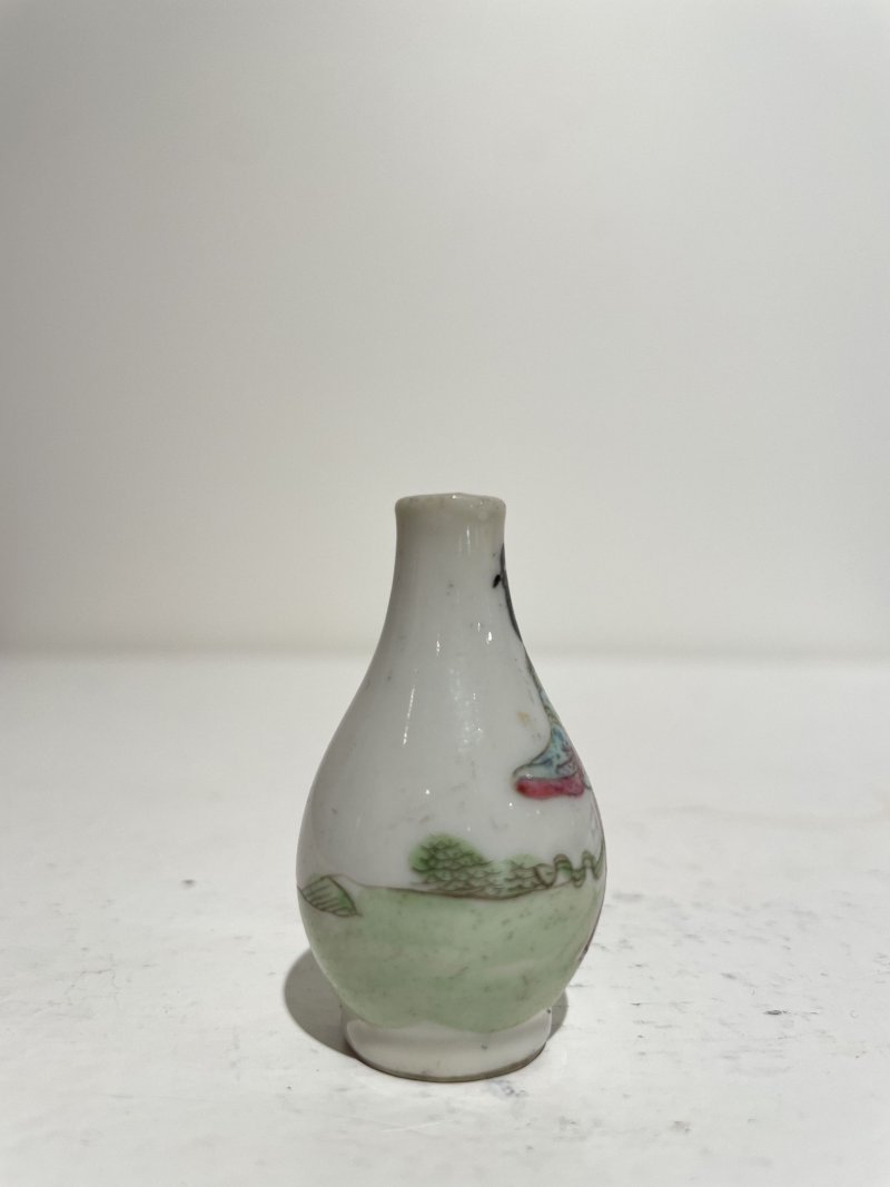 十九/二十世紀 粉彩仕女紋鼻煙壺及煙碟 （壺）⌈道光年製⌋礬紅楷書款 | A FAMILLE ROSE 'LADY' SNUFF BOTTLE AND A SNUFF DISH - 图7