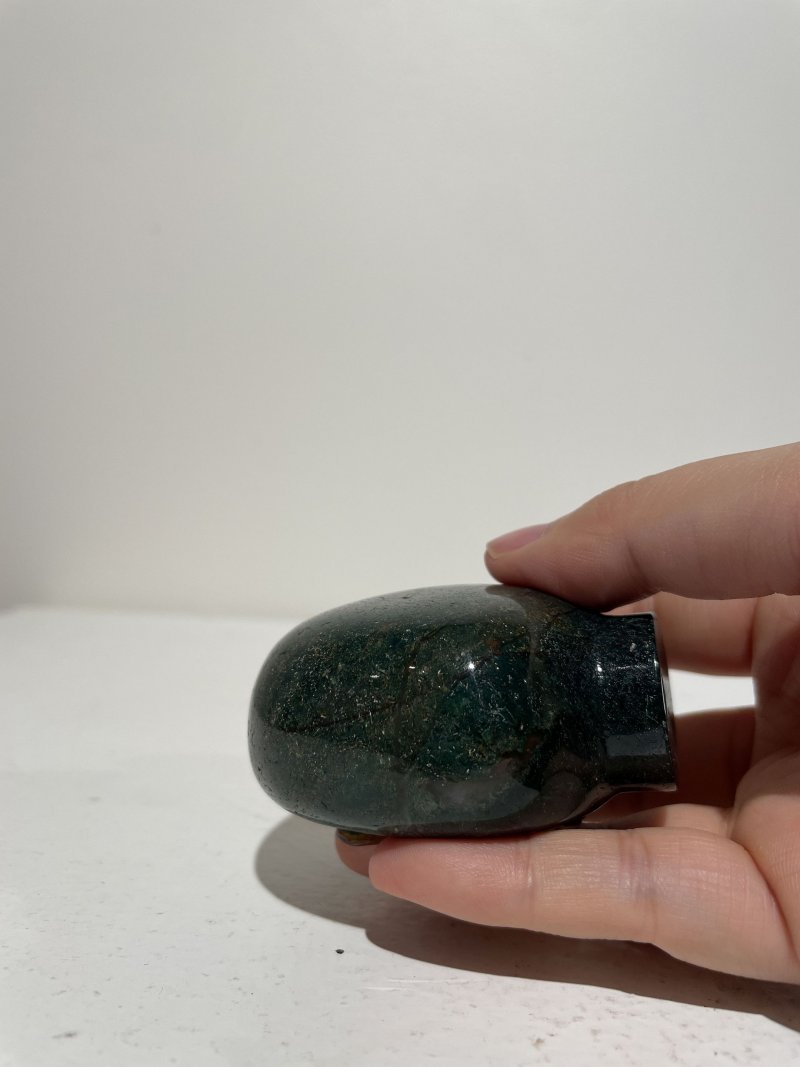 十九/二十世紀 羊肝瑪瑙耄耋紋、水藻瑪瑙鼻煙壺二件 | A JASPER 'CAT AND BUTTERFLY' AND A MOSS AGATE SNUFF BOTTLE - 图33