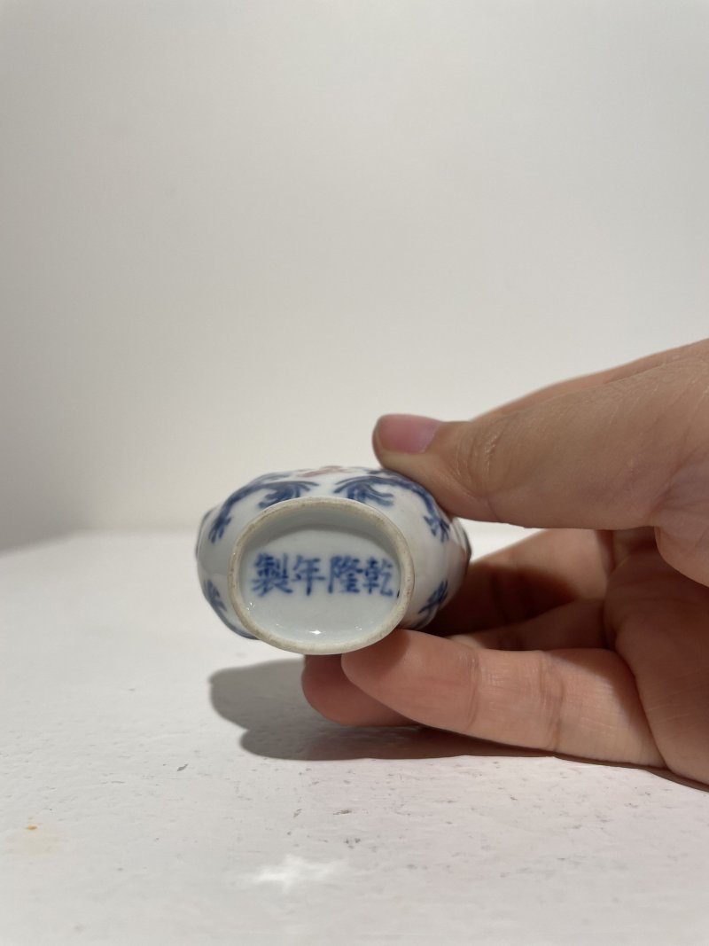 十九/二十世紀 青花庭院仕女紋、青花釉裏紅雙龍戲珠紋、瓷胎立姿童子、臥姿仕女、立姿老者鼻煙壺五件 其三⌈道光年製⌋、⌈乾隆年製⌋青花楷書款 | FIVE CERAMIC SNUFF BOTTLES - 图2