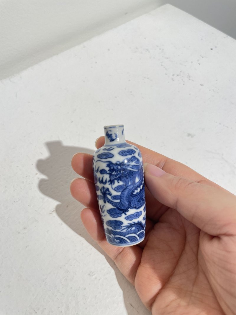 晚清 青花海水龍紋鼻煙壺 | A BLUE AND WHITE 'DRAGON' SNUFF BOTTLE - 图8