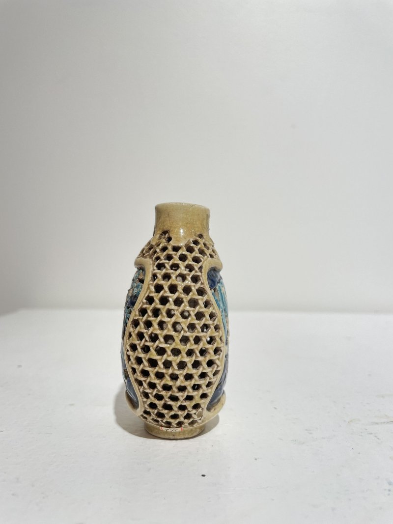十九世紀 法華彩鏤雕開光「鍾離∙韓湘子」套瓶鼻煙壺 | A RETICULATED AND DOUBLE-WALLED FAHUA 'ZHONGLI AND HAN XIANGZI' SNUFF BOTTLE - 图23
