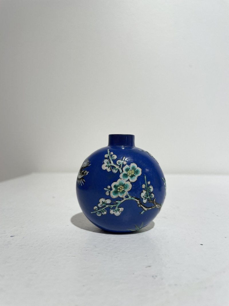 十九世紀 紫砂加彩藍地⌈喜上梅梢⌋鼻煙壺 | AN ENAMELLED YIXING 'MAGPIE' SNUFF BOTTLE - 图18