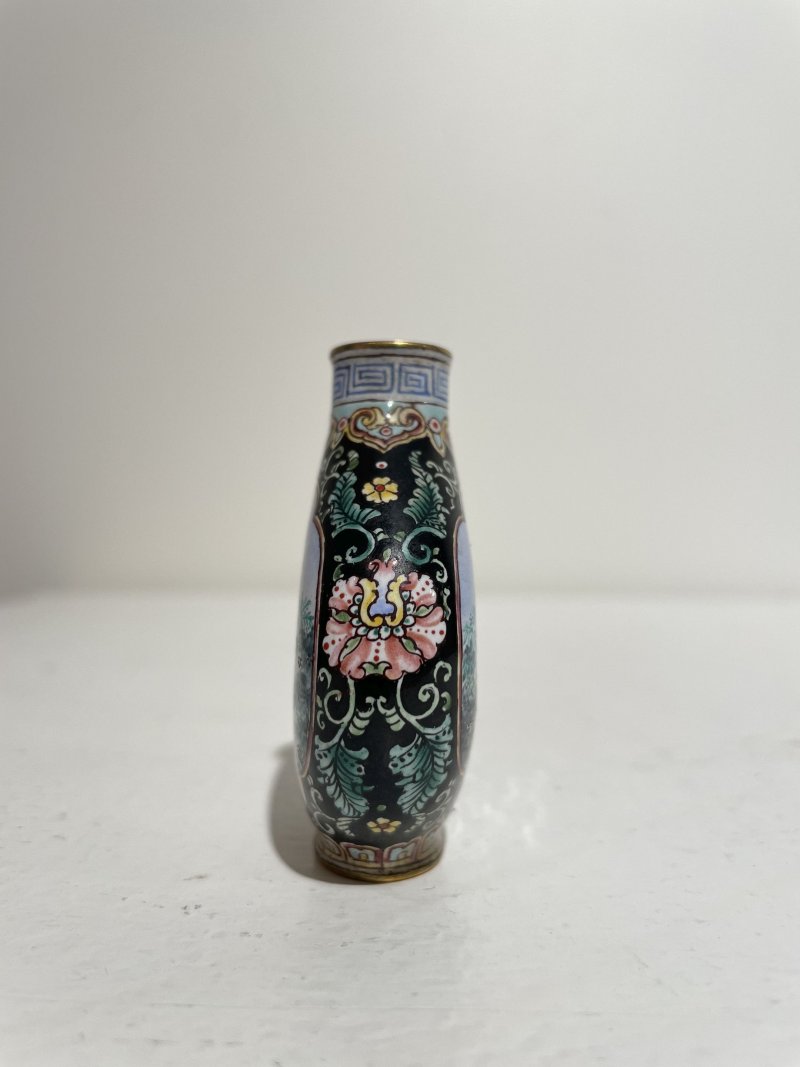 二十世紀 銅胎畫琺琅開光西洋人物紋鼻煙壺及煙碟 ⌈乾隆年製⌋藍彩楷書款 | A PAINTED ENAMEL 'EUROPEAN SUBJECT' SNUFF BOTTLE AND A SNUFF DISH - 图6
