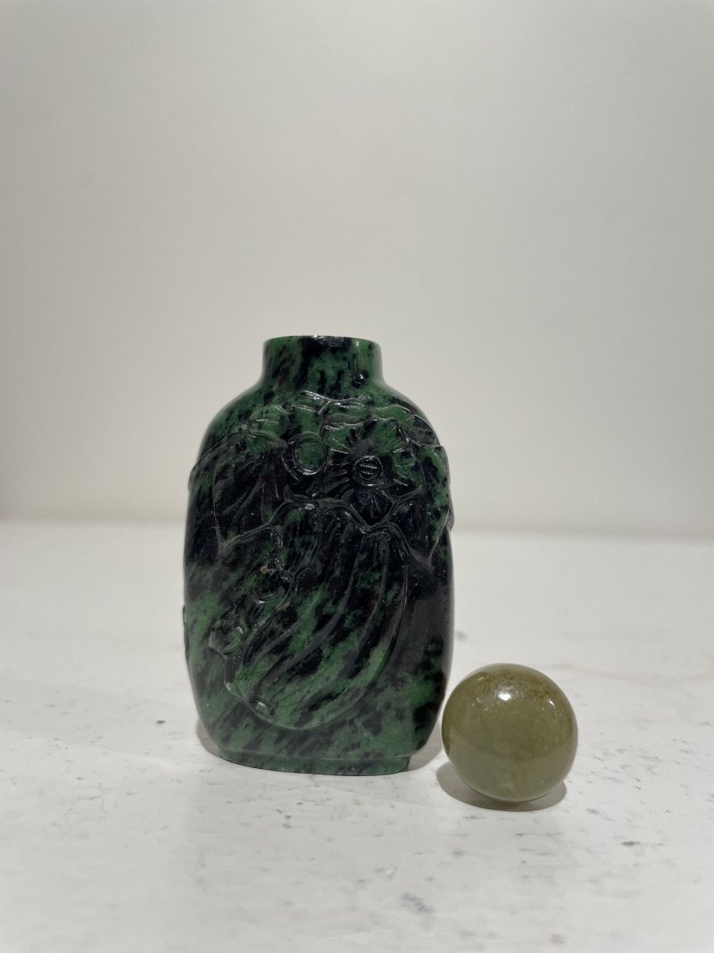 十九/二十世紀 碧玉⌈瓜瓞⌋、翡翠巧雕⌈連年有餘⌋、虎眼石⌈佛手⌋鼻煙壺三件 | A SPINACH JADE 'MELON', A JADEITE 'LOTUS' AND A TIGER'S EYE 'FINGER CITRON' SNUFF BOTTLES - 图44
