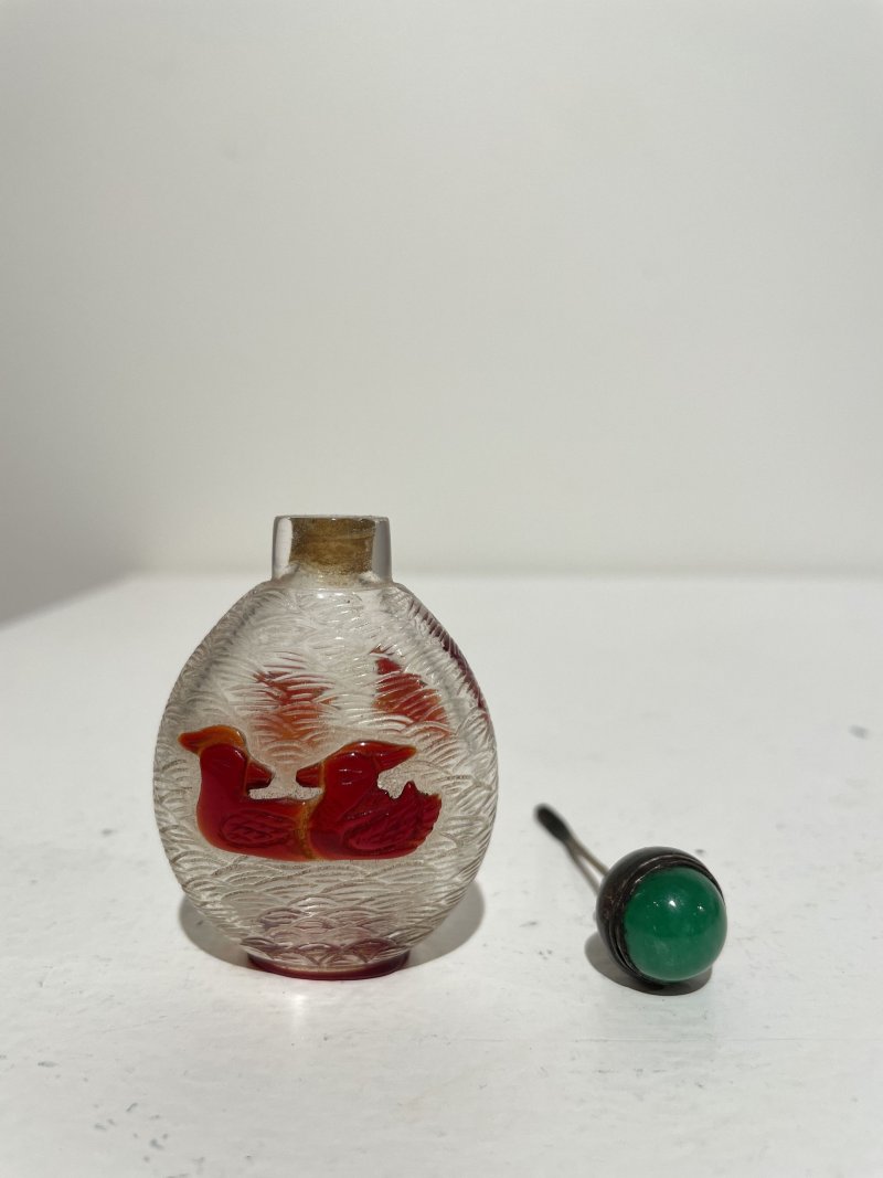十九世紀 透明地套紅玻璃⌈鴛鴦戲水⌋鼻煙壺 | A RED OVERLAY GLASS 'MANDARIN DUCKS' SNUFF BOTTLE - 图8