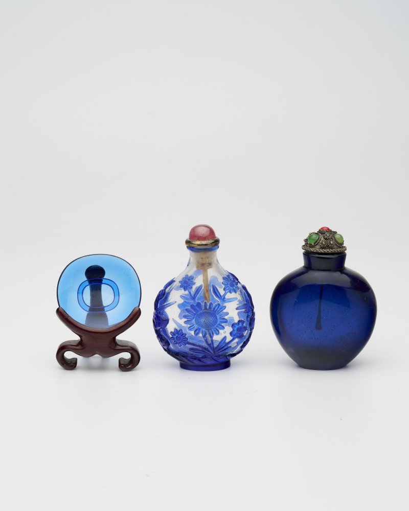 十九/二十世紀 透明地套藍玻璃蓮花紋、藍玻璃鼻煙壺二件及鼻煙碟一件 | TWO GLASS SNUFF BOTTLES AND A SNUFF DISH - 图17