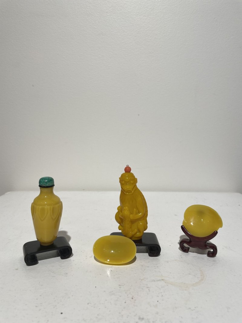 民國 雞油黃玻璃蓮瓣紋、「代代封侯」鼻煙壺二件及鼻煙碟二件 | TWO YELLOW GLASS SNUFF BOTTLES AND TWO SNUFF DISHES - 图20