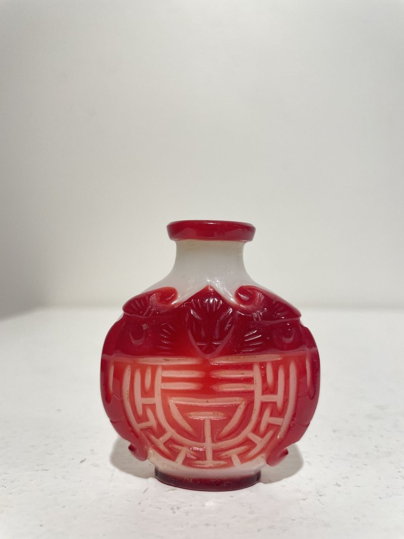 十九/二十世紀 白地套紅玻璃福從天降紋、盆景紋、福壽紋、霏雪地套紅玻璃團壽萬字紋鼻煙壺四件 | FOUR RED OVERLAY GLASS SNUFF BOTTLES - 图47