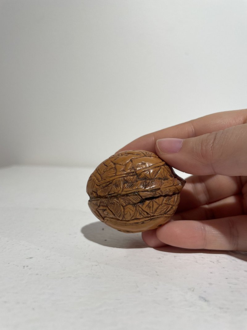 二十世紀 銅合金、鎏金黑色玻璃、雕刻葫蘆、打磨雕刻核桃、天然牙質鼻煙壺五件 其一⌈乾隆⌋刻款 | FIVE SNUFF BOTTLES OF VARIOUS MATERIALS - 图37