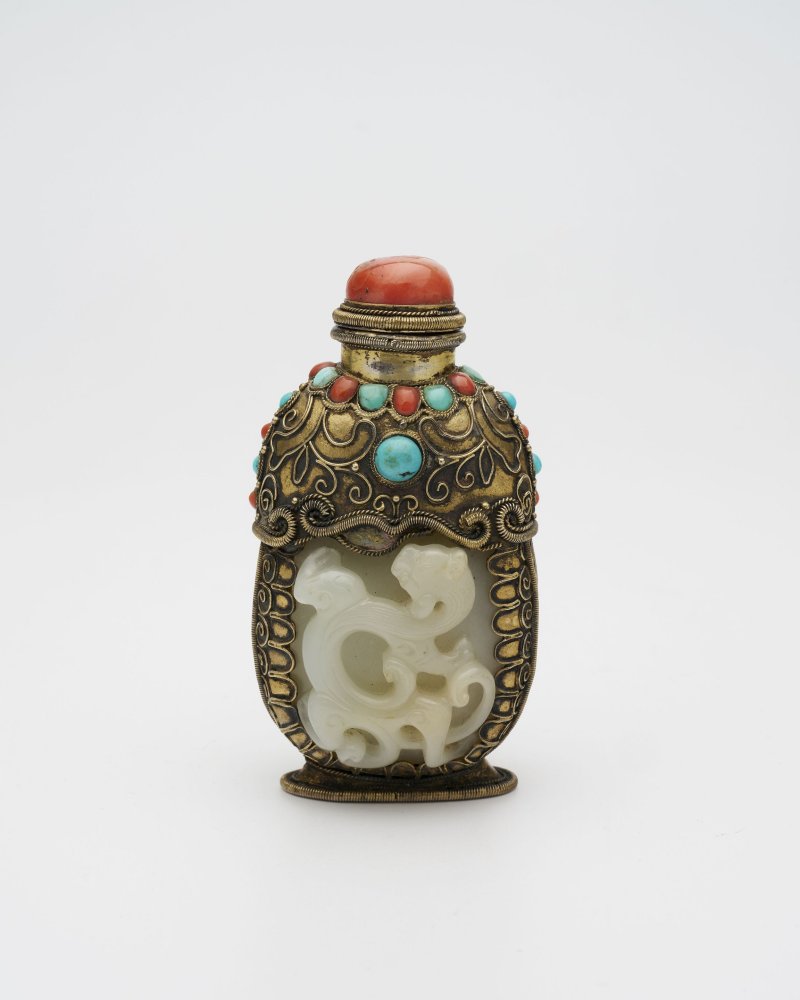 十八/十九世紀 白玉螭龍紋包銅鑲珊瑚綠松鼻煙壺 | A WHITE JADE 'CHI-DRAGON' SNUFF BOTTLE WITH INLAID AND GILT COPPER ENCASING