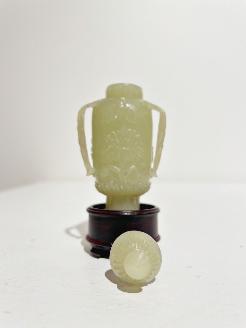 晚清至民國 青玉痕都斯坦式菊花紋鼻煙壺 | A MUGHAL STYLE YELLOW JADE 'CHRYSANTHEMUM' SNUFF BOTTLE - 图8