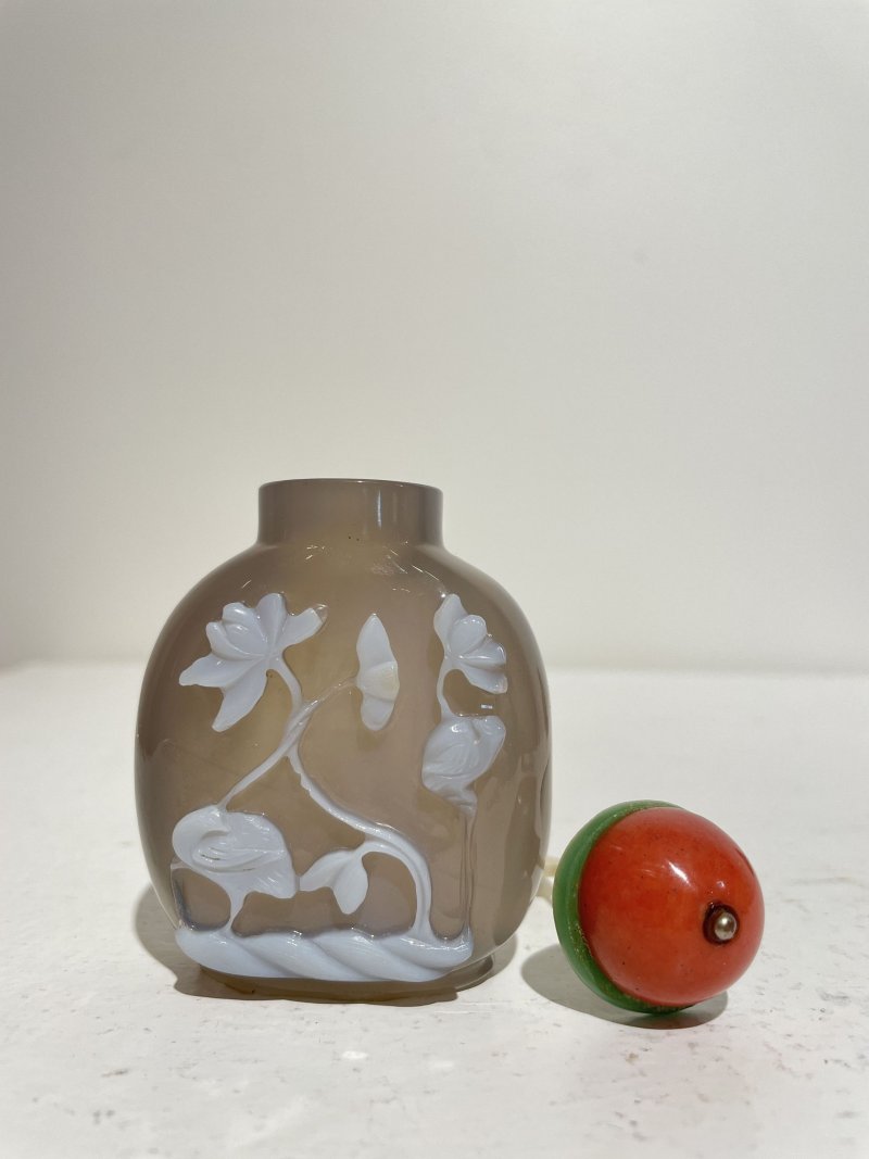 十九/二十世紀 瑪瑙巧雕一路連科紋、神獸紋鼻煙壺二件 | AN AGATE 'EGRET AND LOTUS' AND AN AGATE 'MYTHICAL BEAST' SNUFF BOTTLE - 图17
