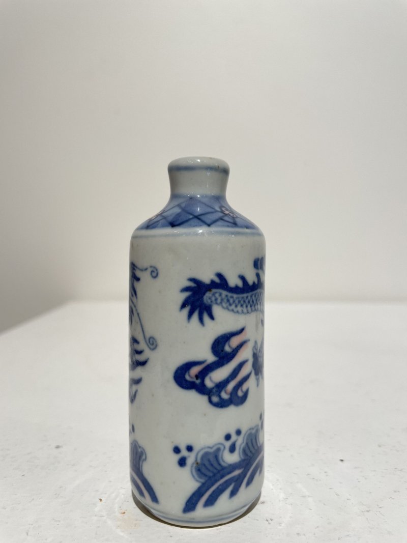 二十世紀中期 青花釉裏紅海水雲龍紋鼻煙壺二件 ⌈大清康熙年製⌋、⌈大清乾隆年製⌋青花楷書款 | TWO UNDERGLAZE-BLUE AND COPPER-RED SNUFF BOTTLES - 图29