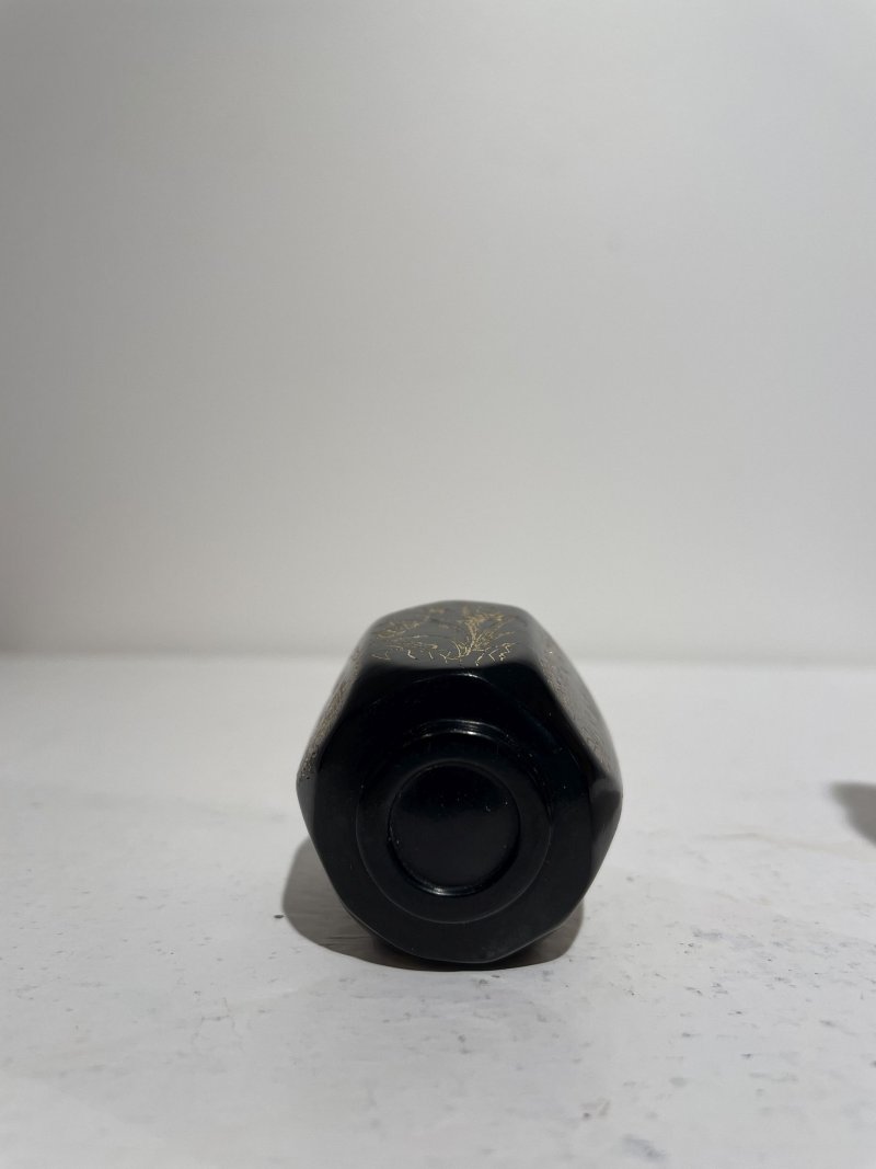 二十世紀 銅合金、鎏金黑色玻璃、雕刻葫蘆、打磨雕刻核桃、天然牙質鼻煙壺五件 其一⌈乾隆⌋刻款 | FIVE SNUFF BOTTLES OF VARIOUS MATERIALS - 图63