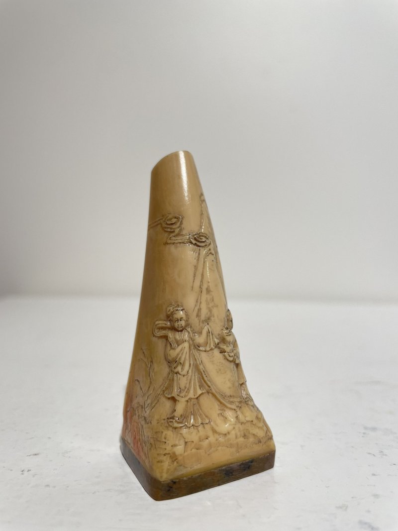 十九世紀 鶴頂紅⌈麻姑獻壽⌋鼻煙壺 | A HORNBILL 'GODDESS AND ATTENDANT' SNUFF BOTTLE - 图14