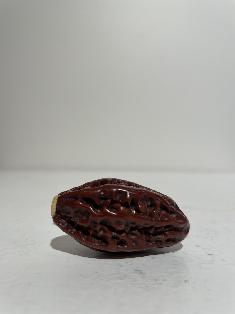 十九世紀 根珀、核桃鼻煙壺二件 | A ROOT AMBER AND A LACQUERED WALNUT SNUFF BOTTLE - 图4