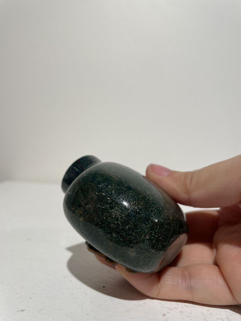 十九/二十世紀 羊肝瑪瑙耄耋紋、水藻瑪瑙鼻煙壺二件 | A JASPER 'CAT AND BUTTERFLY' AND A MOSS AGATE SNUFF BOTTLE - 图34