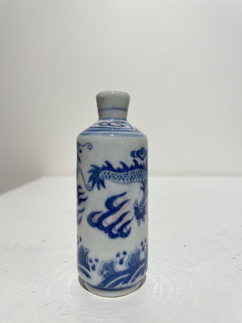 二十世紀中期 青花釉裏紅海水雲龍紋鼻煙壺二件 ⌈大清康熙年製⌋、⌈大清乾隆年製⌋青花楷書款 | TWO UNDERGLAZE-BLUE AND COPPER-RED SNUFF BOTTLES - 图6