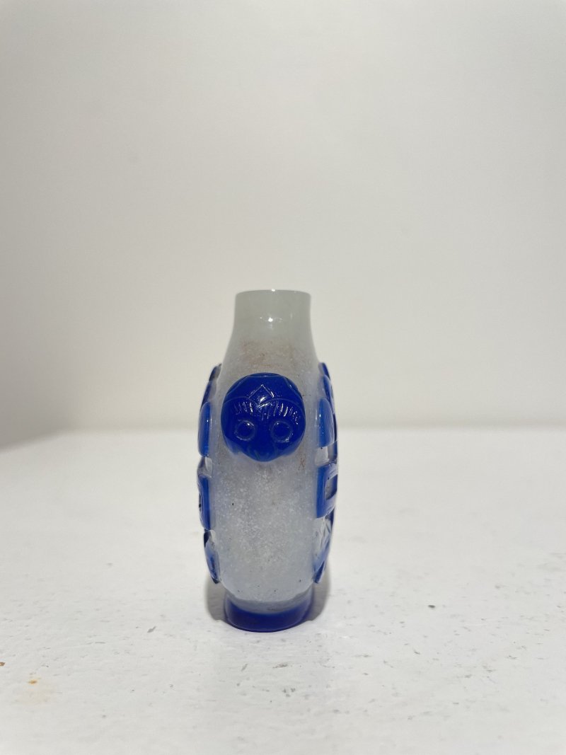 十九/二十世紀 白地套藍玻璃行龍紋、人物紋、仙翁駕鹿紋、團壽紋鼻煙壺四件 | FOUR BLUE OVERLAY GLASS SNUFF BOTTLES - 图6