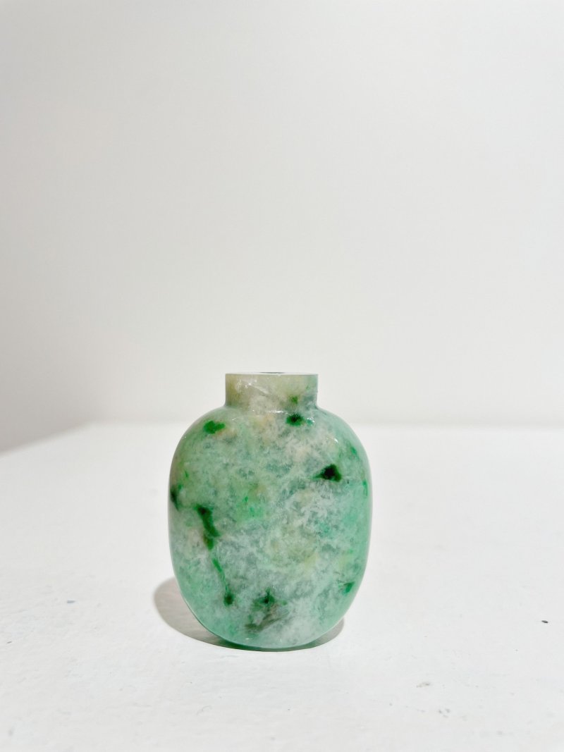 十九/二十世紀 翠玉光素鼻煙壺及煙碟 | A MOTTLED GREEN JADEITE SNUFF BOTTLE AND A SNUFF DISH - 图7