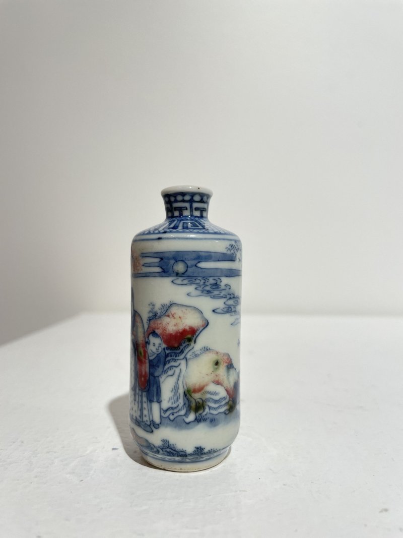 晚清至民國 青花釉裏紅庭院人物紋鼻煙壺 | AN UNDERGLAZE-BLUE AND COPPER-RED 'FIGURES IN THE GARDEN' SNUFF BOTTLE - 图7