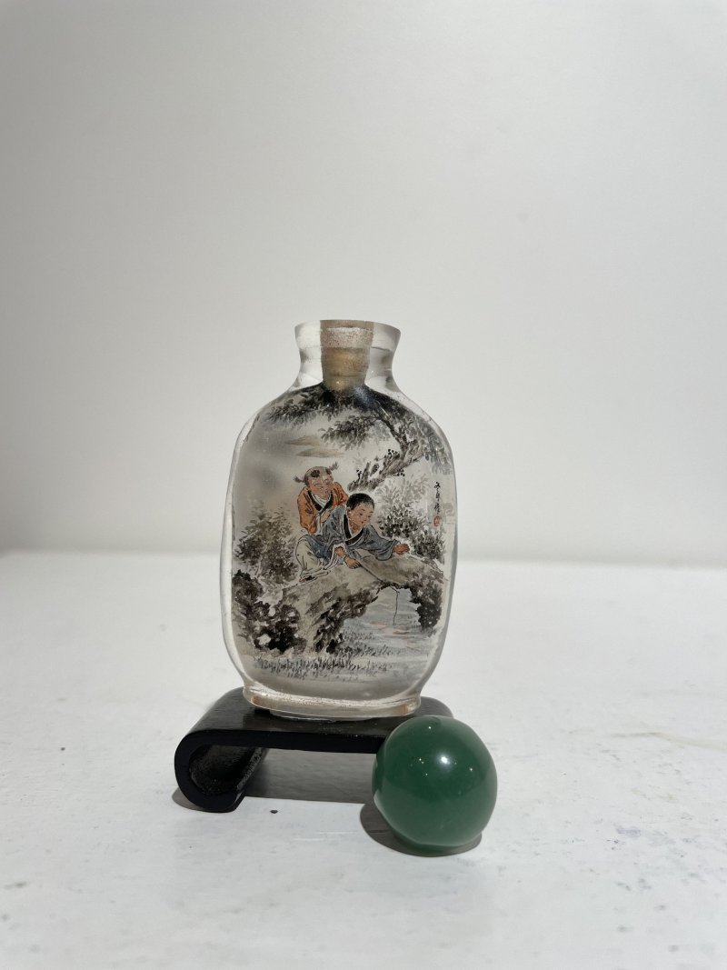 一九八三年 玻璃内畫⌈嬰戯琢釘•稚子垂釣⌋鼻煙壺 | AN INSIDE PAINTED GLASS 'CHILDREN' SNUFF BOTTLE - 图9