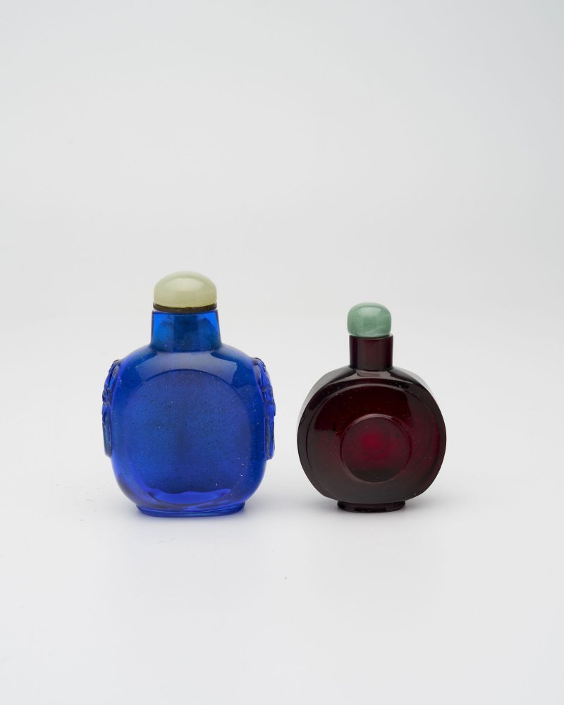 十九/二十世紀 寶石紅、藍玻璃鼻煙壺二件 | A RUBY-RED AND A BLUE GLASS SNUFF BOTTLES
