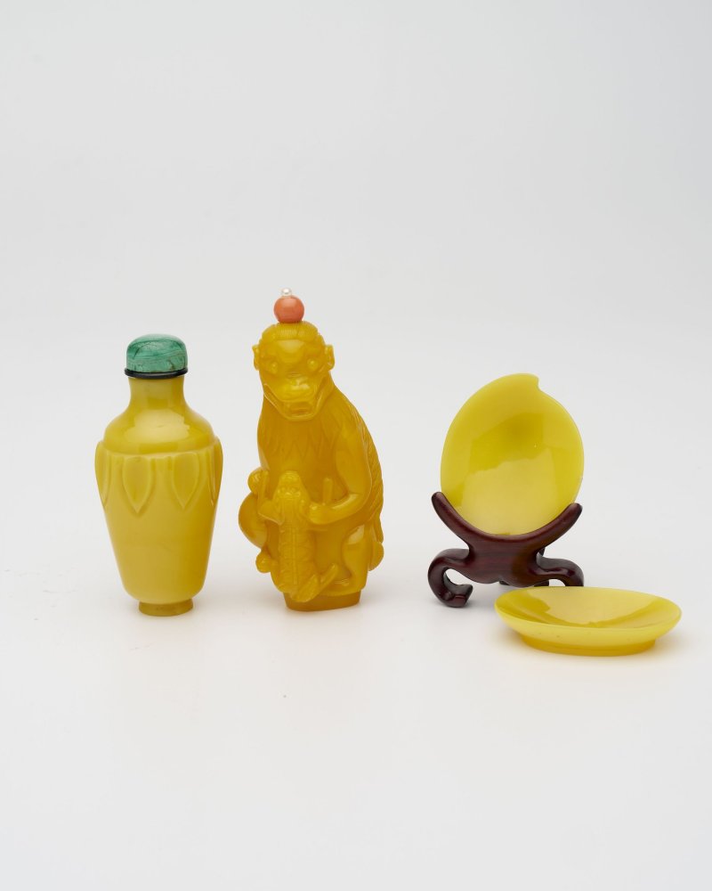 民國 雞油黃玻璃蓮瓣紋、「代代封侯」鼻煙壺二件及鼻煙碟二件 | TWO YELLOW GLASS SNUFF BOTTLES AND TWO SNUFF DISHES - 图21