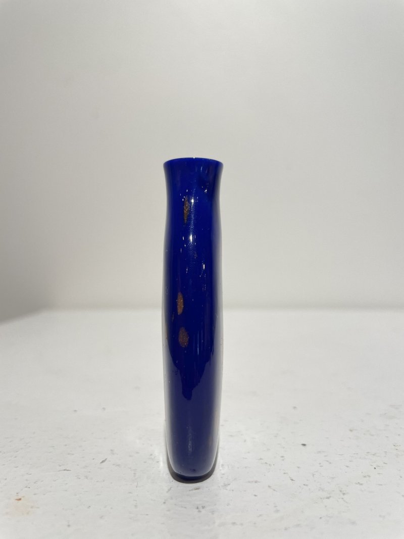 十九/二十世紀 仿雄黃玻璃蘭蝶紋、藍地灑金星玻璃鼻煙壺二件 | A GLASS SNUFF BOTTLE IMITATING REALGAR AND A SAPPHIRE-BLUE AVENTURINE-GLASS SNUFF BOTTLE - 图7